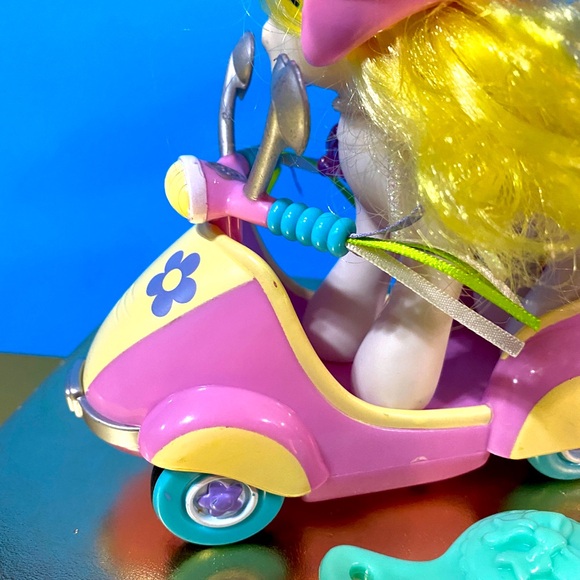 MY LITTLE PONY G3 VTG 2004 BUTTERFLY ISLAND SCOOTIN ALONG WITH BREEZIE - Picture 8 of 16